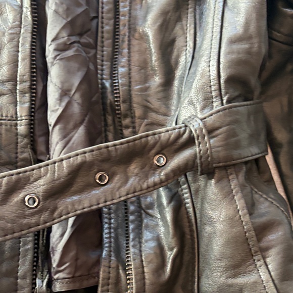 Stylish Black Leather Jacket with Belt - Picture 7 of 9